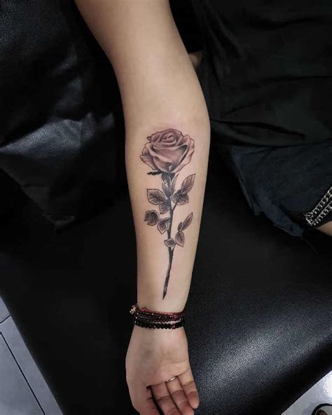 rose tatuaggio braccio|Tatuaggio con rose: significato e 200 foto a cui ispirarsi